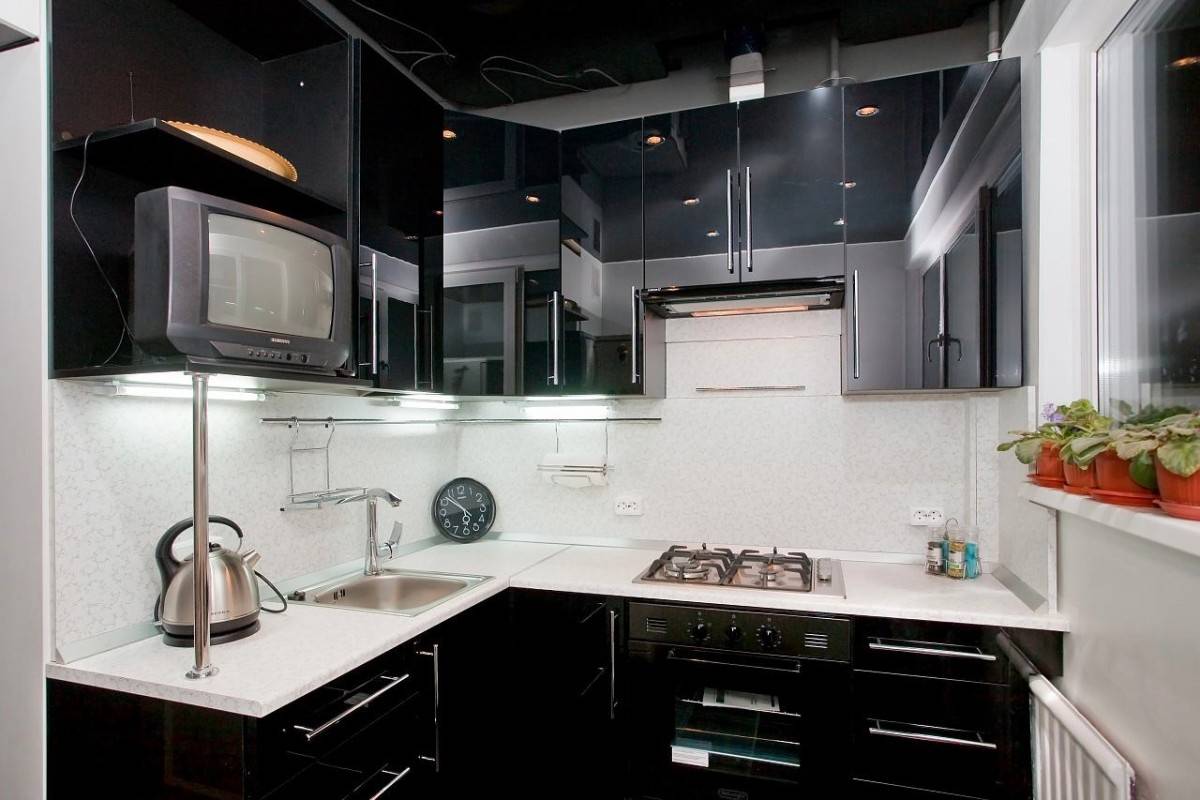 Красно-черная кухня: выбираем обои, фартук, шторы (47 реальных фото)