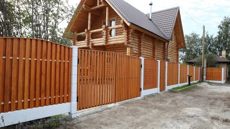 Забор из евроштакетника: фото реализации