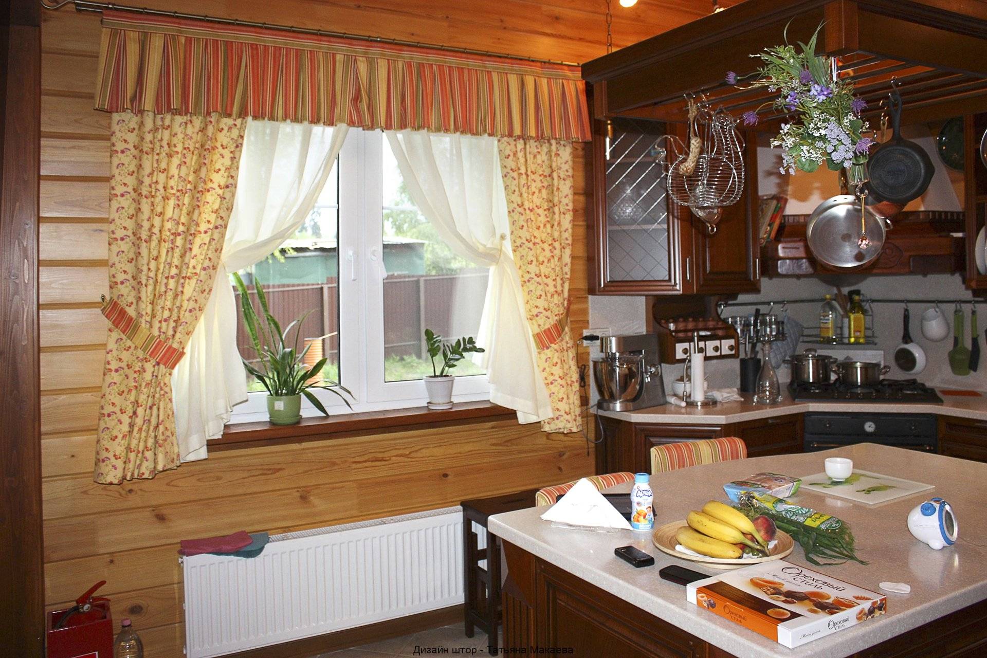 Угловая кухня с окном (43 фото): варианты дизайна г-образной кухни с окном посередине в частном доме. особенности кухонного гарнитура с подоконником