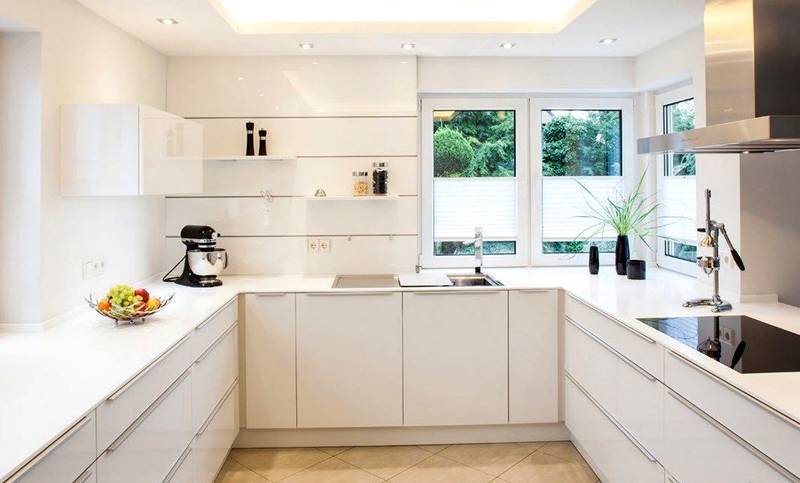 П-образные кухни с окном (60 фото): дизайн кухонных гарнитуров буквой «п», планировка кухонь с окном посередине и сбоку