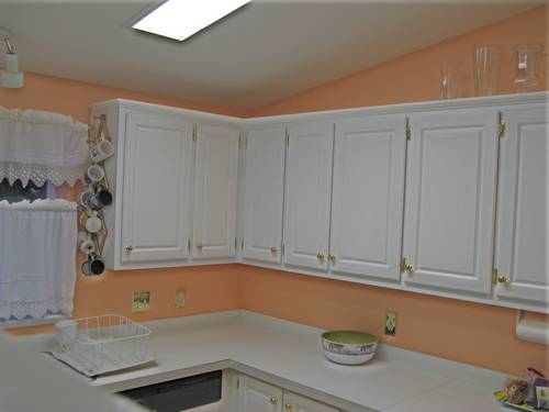 Персиковый цвет стен – сочетание в интерьере, выбор стиля