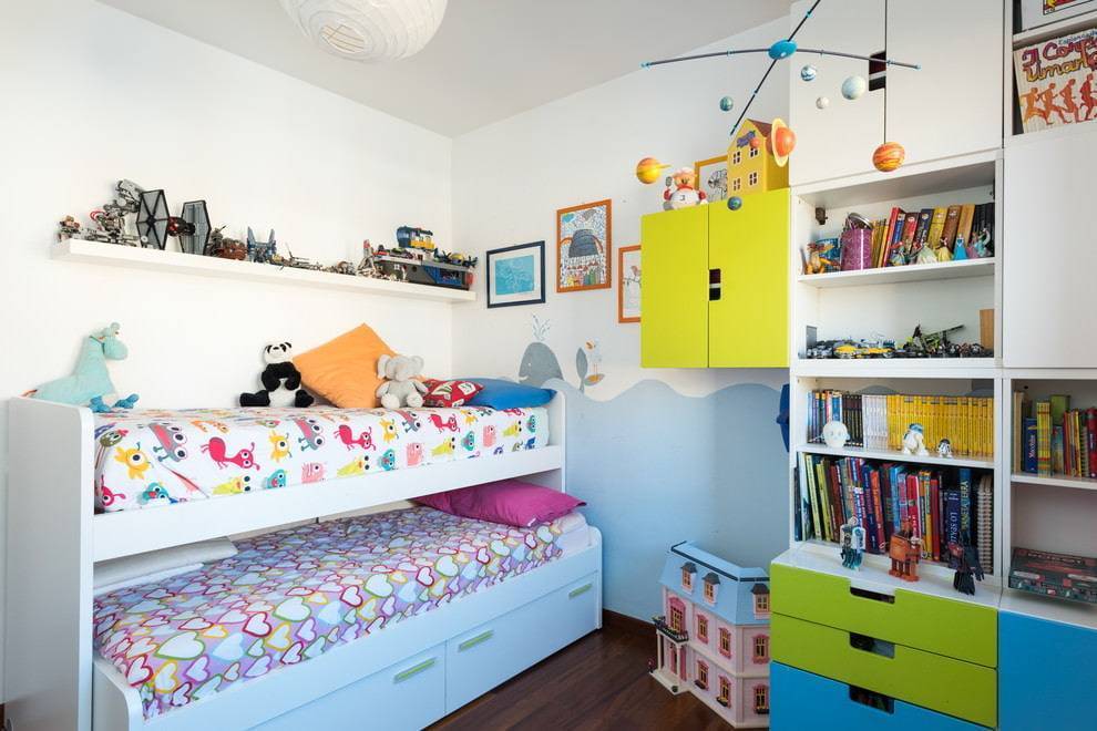 Детская комната для двух девочек разного возраста, фото