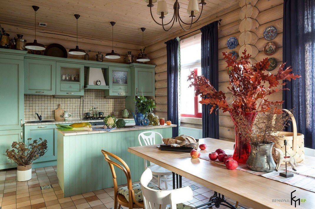 Дизайн интерьера кухни с печкой в частном, маленьком, деревенском доме