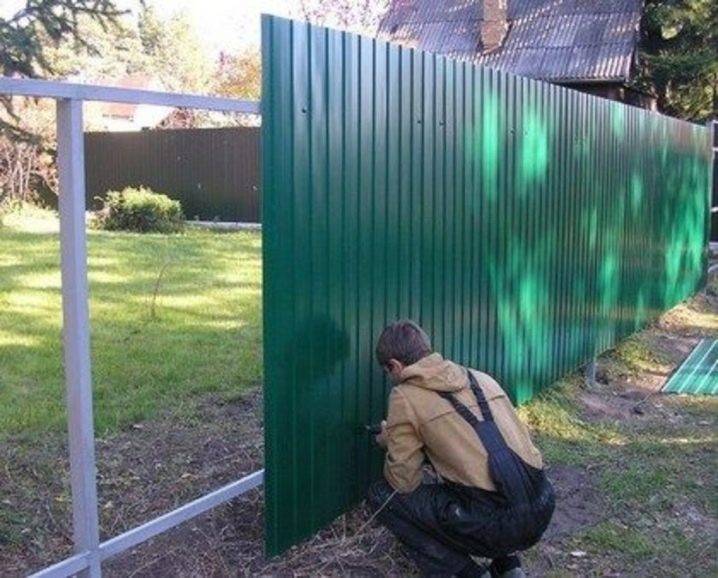 Забор из профлиста на неровном участке с уклоном: как построить на склоне, фото и видео