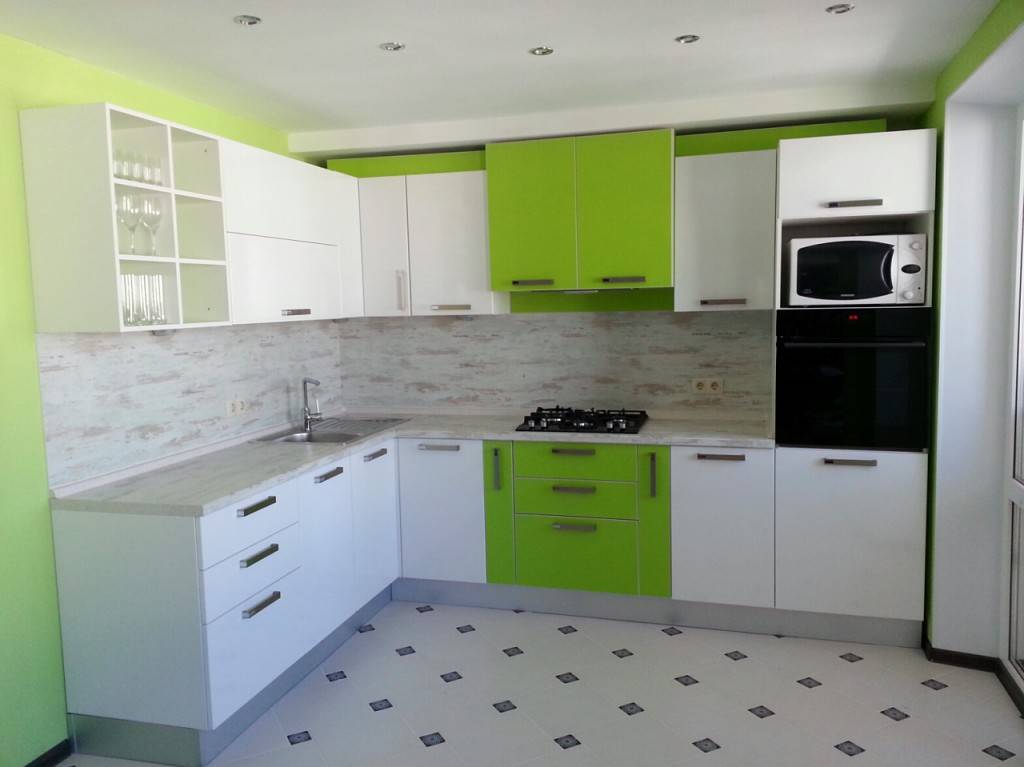 Дизайн и ремонт зеленой кухни 9 кв м с фасадами из массива