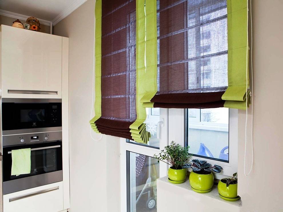 Шторы на кухню с балконной дверью – варианты современного оформления