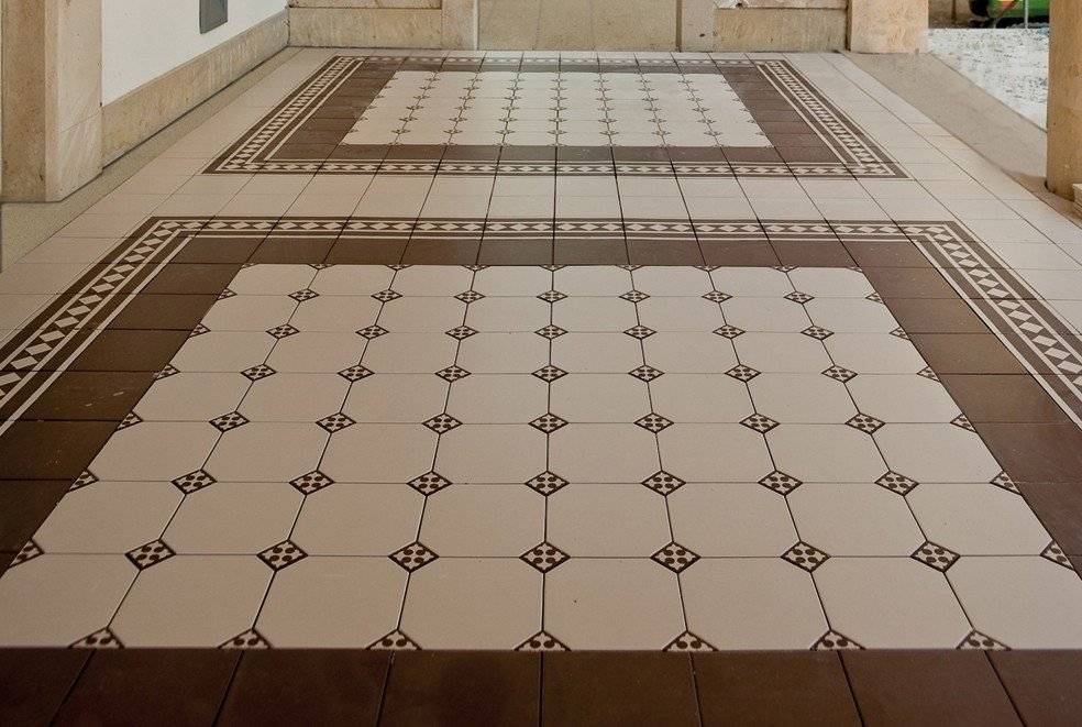 Плитка на пол в коридор (65 фото): керамические напольные изделия для прихожей, кафель и ламинат, что лучше выбрать для создания эффектного дизайна