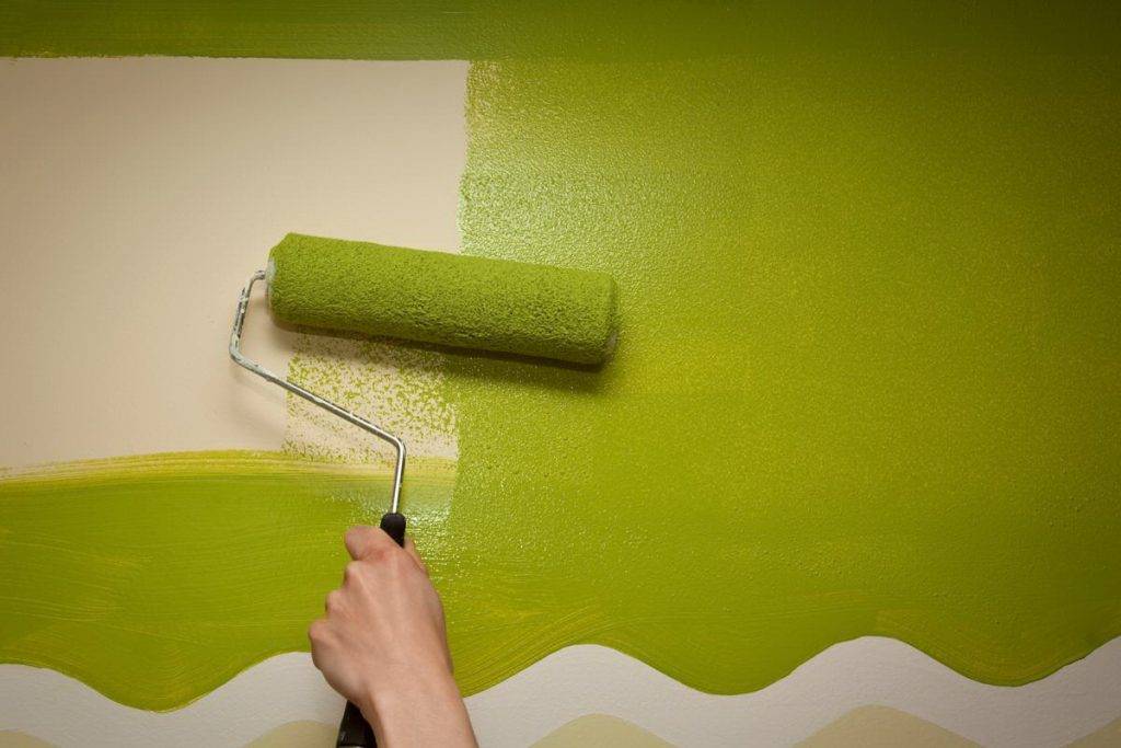 Как покрасить стены водоэмульсионной краской, без разводов и в ванной: как помыть их, правильно подготовить поверхности, в том числе масляные, поклеить обои, фото