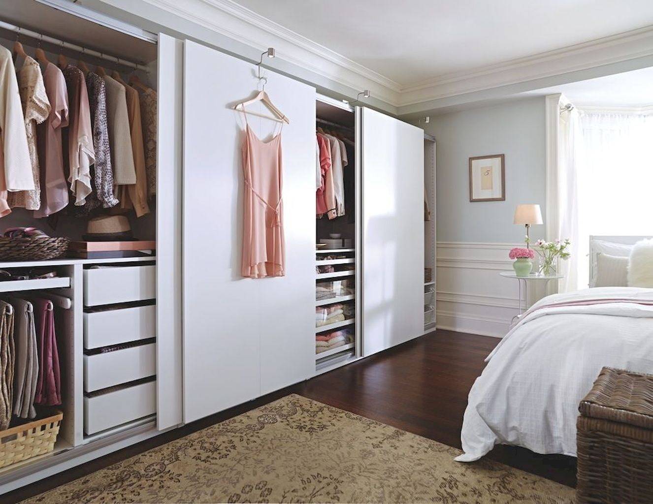 Виды угловых гардеробных в спальне, советы по размещению