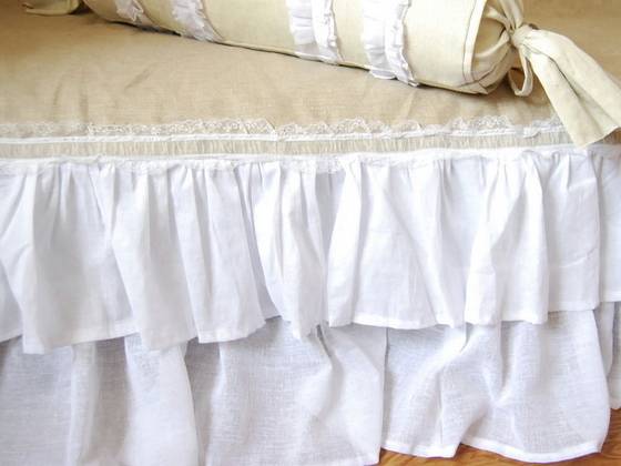 Из какой ткани шьют покрывала на кровати и диваны: плюсы и минусы разных материалов, советы по выбору