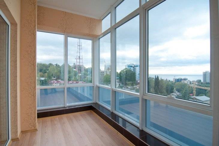 Дизайн балкона в квартире с панорамными окнами