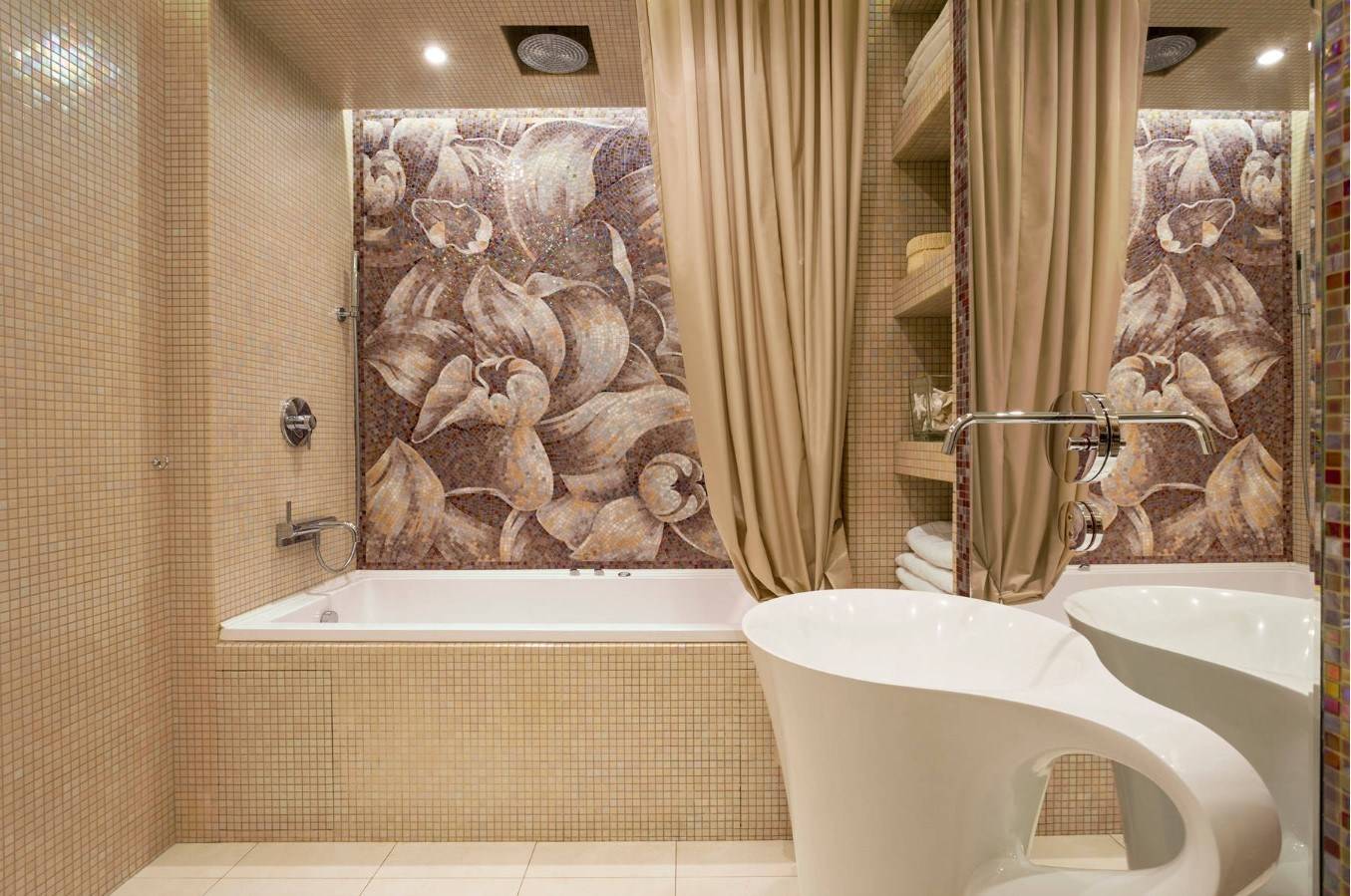 Плитка-мозаика для ванной (125 фото): дизайн комнаты с мозаичной плиткой на полу, самоклеящаяся плитка в интерьере, керамическая и пластиковая, стеклянная плитка и другие варианты