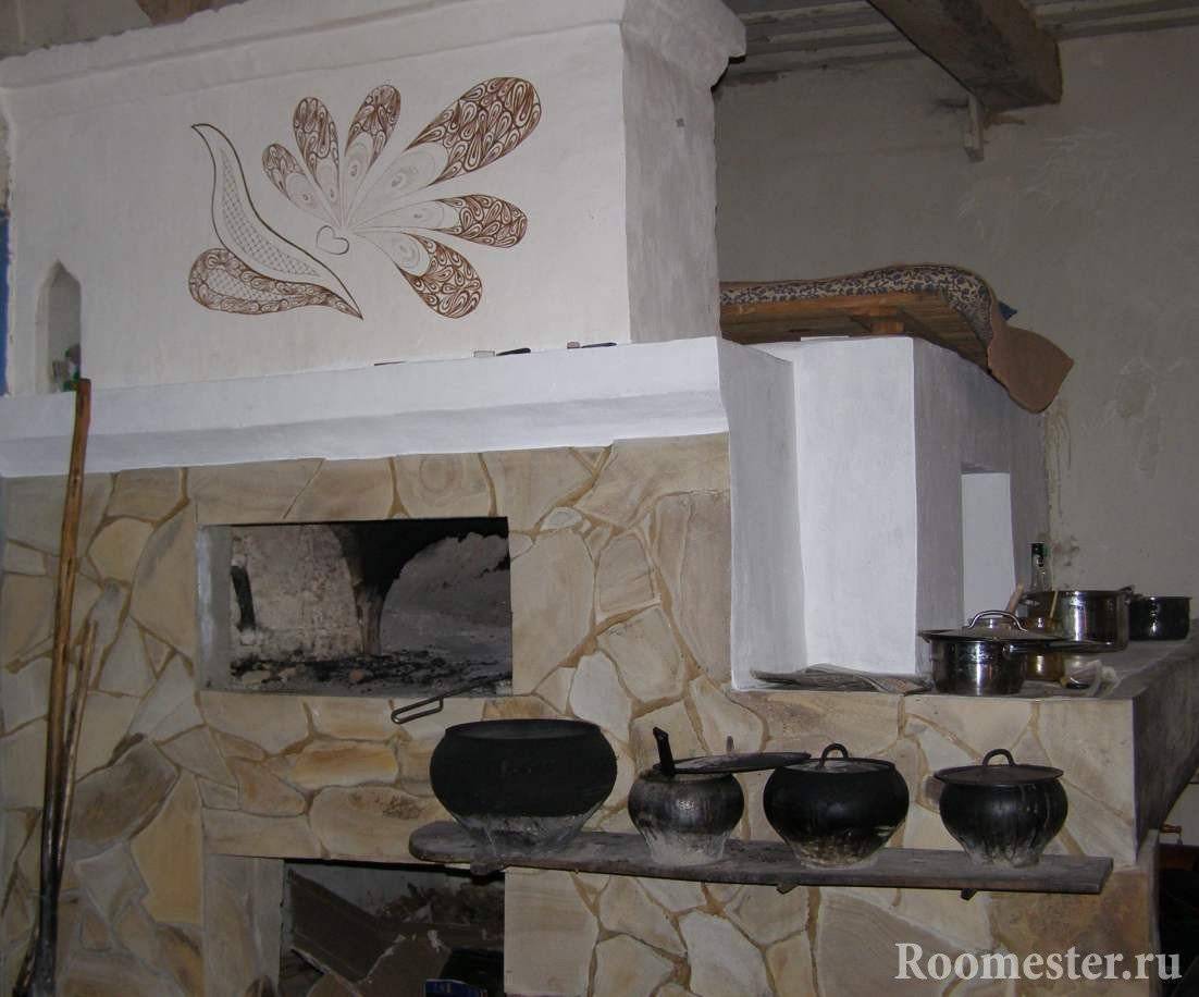 Интерьер кухни в деревенском доме с печкой