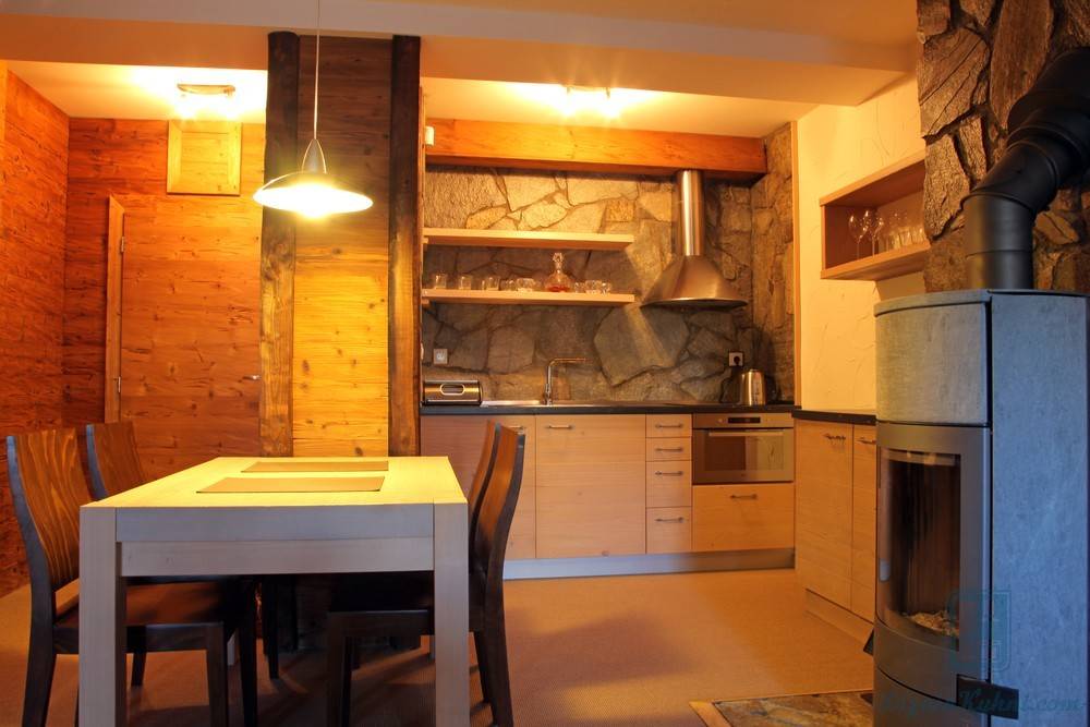 Декоративный камень на кухне в интерьере: отделка искусственным и натуральным камнем стен и фартука