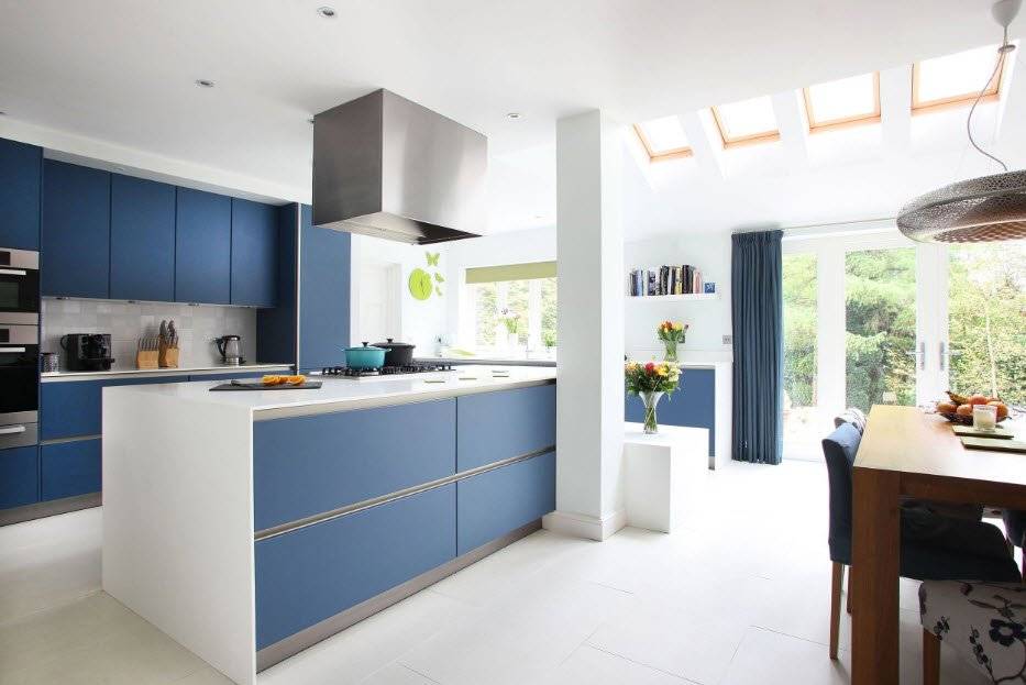 Используем синий цвет в интерьере кухни