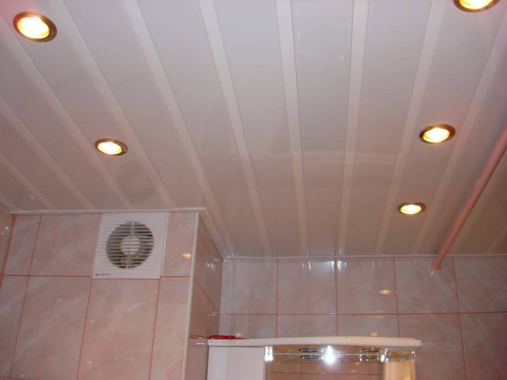 Особенности натяжного потолка в ванной комнате: как сделать лучше
