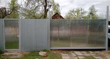 Ворота с калиткой (46 фото): садовые ворота из евроштакетника с калиткой внутри, варианты для частного дома, дачи и дачного забора