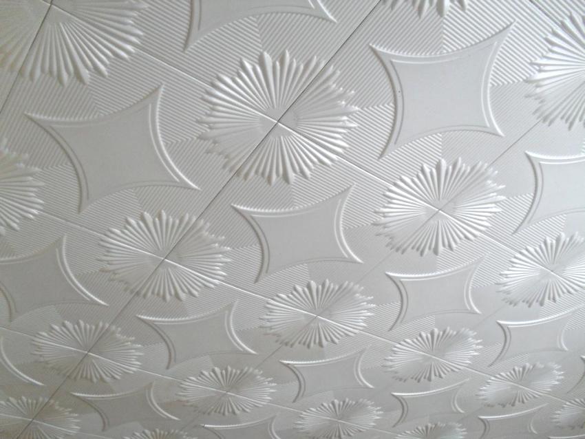 Потолок из пенопласта (43 фото): бесшовные пенопластовые панели, дизайн плит, декоративные квадраты и уголки для плиток