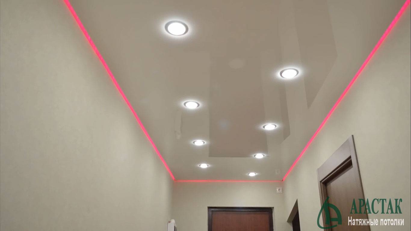 Натяжные потолки: освещение в разных комнатах квартиры (зал, гостиная, маленькая ванная), линейное, точечное, дополнительные светильники
