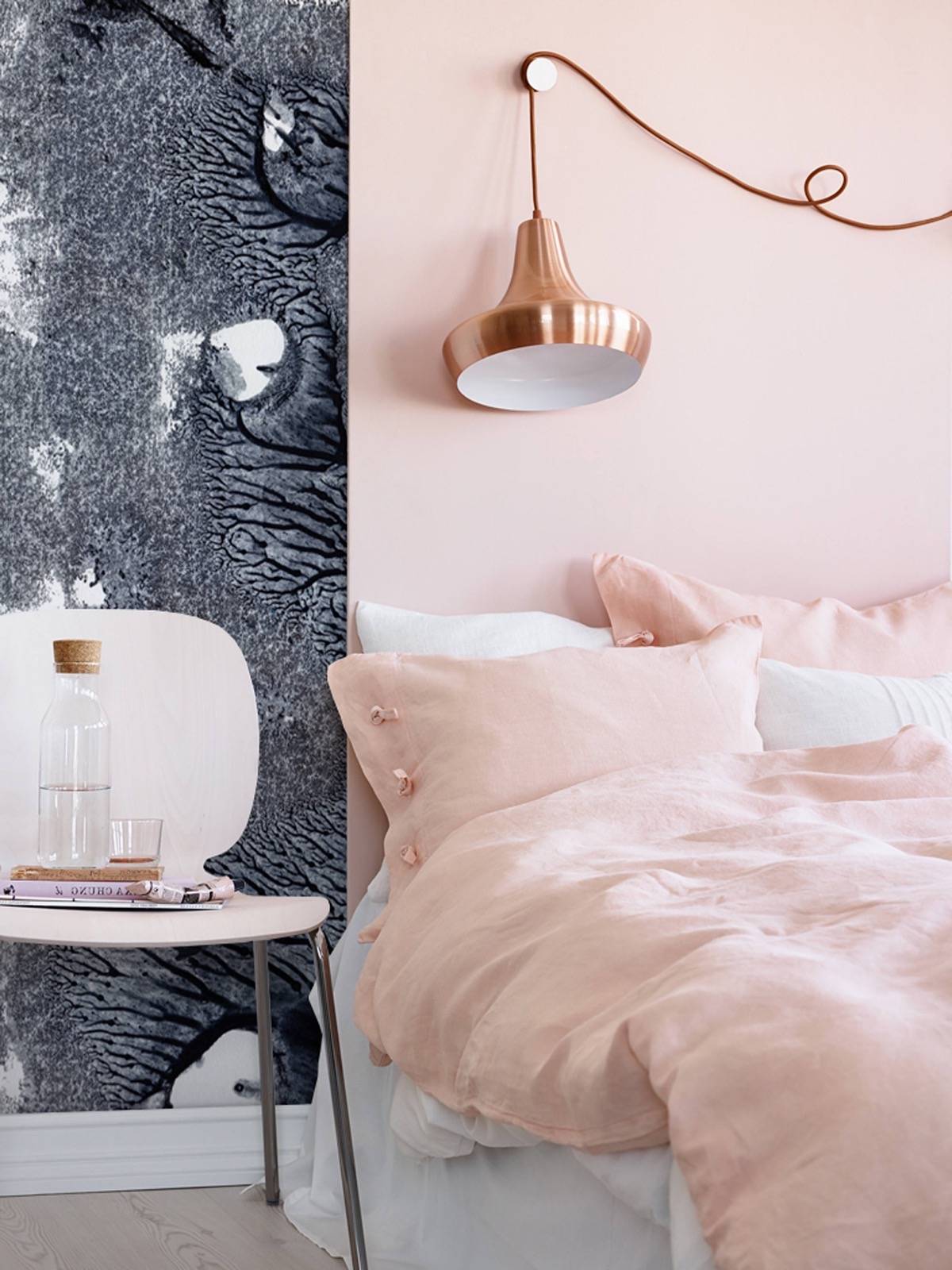 Светлая спальня (121 фото): дизайн интерьера в пастельных тонах с темной кроватью в современном и классическом стиле, бежевые обои и декор