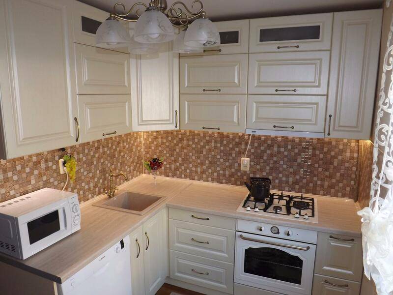 Дизайн кухни 5 кв. м (94 фото): особенности планировки маленьких кухонь 5 квадратных метров с холодильником, выбор кухонного гарнитура и другой мебели