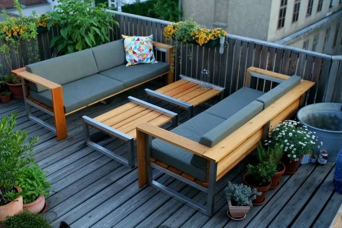 Металлическая или деревянная садовая мебель в дизайне дачного участка