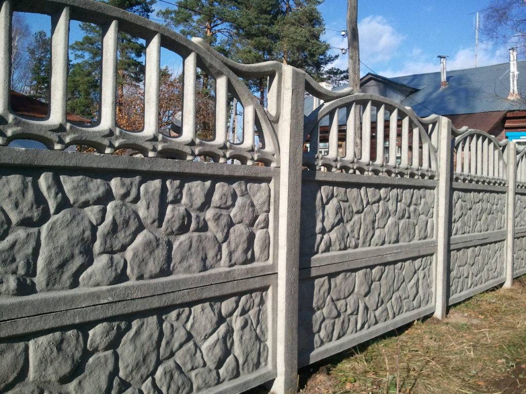 Декоративный бетонный забор (48 фото): секционное ограждение из железобетонных панелей, особенности заборов из бетона и жби