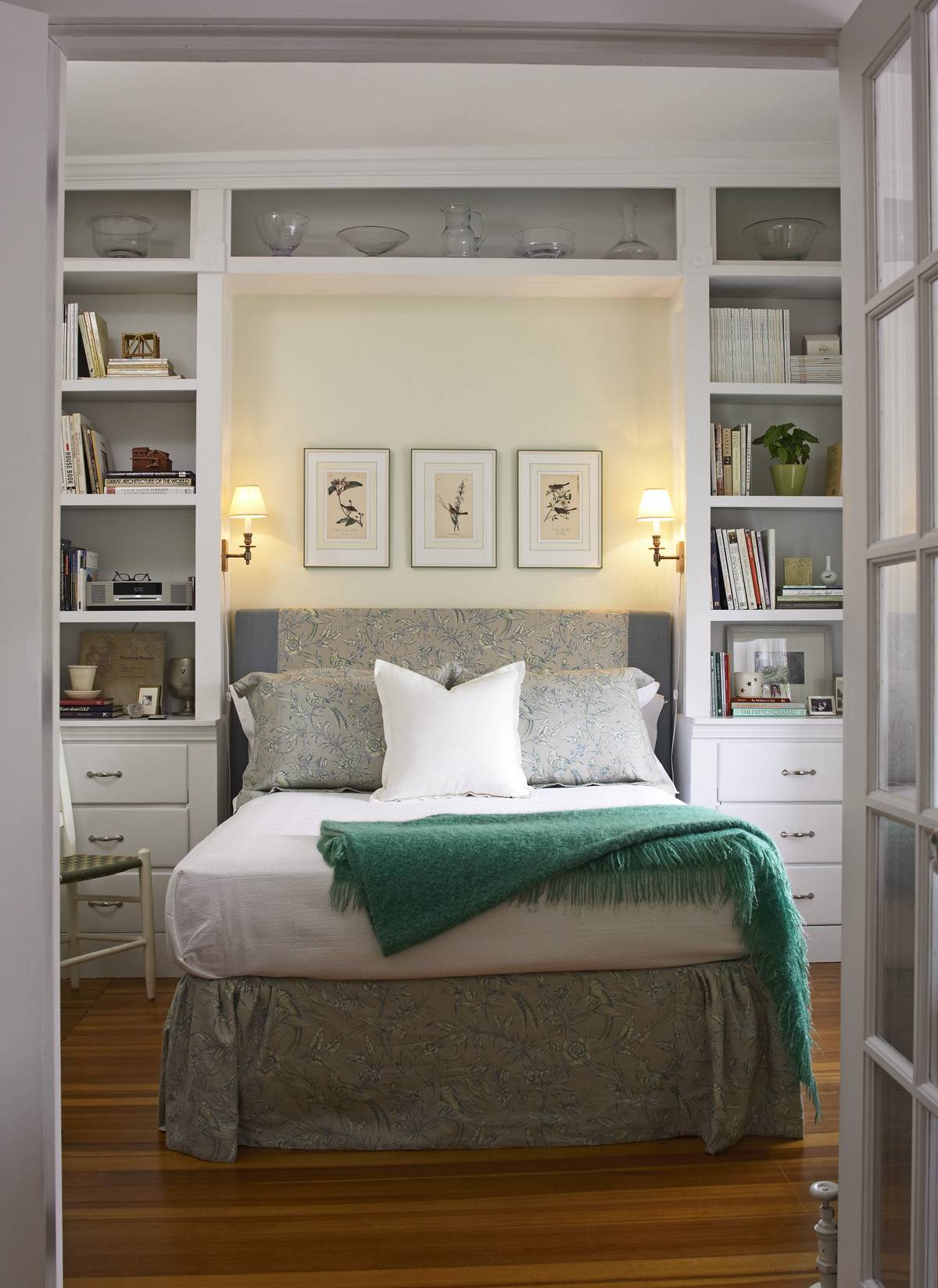 Полки вокруг кровати, какие материалы наиболее практичны, способы декора
