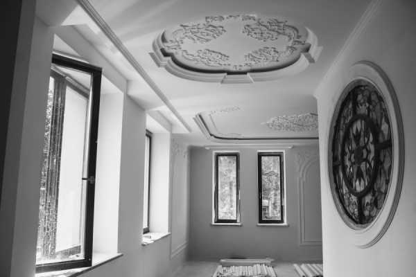 Лепнина (82 фото): что это? лепной декор на потолке под люстру, реставрация и производство лепнины из полиуретана, цветная лепнина для стен