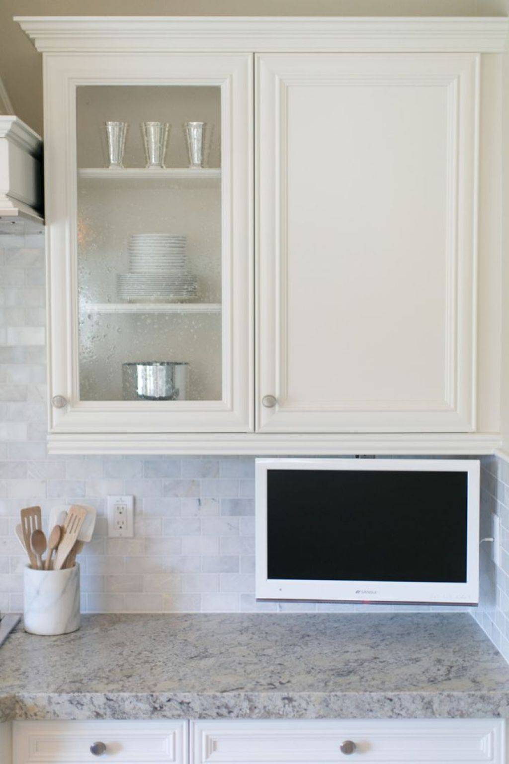 Как расположить телевизор на кухне: 4 варианта размещения + фото в интерьере