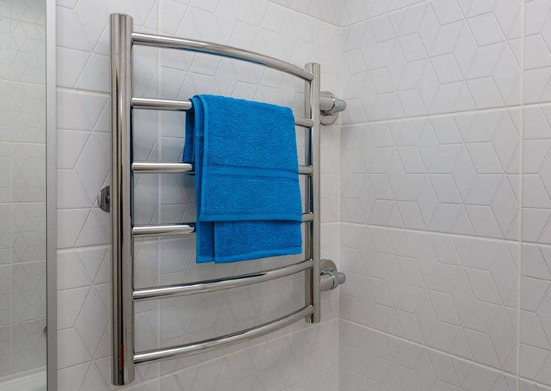 Как выбрать полотенцесушитель для ванной комнаты – какой змеевик лучше
