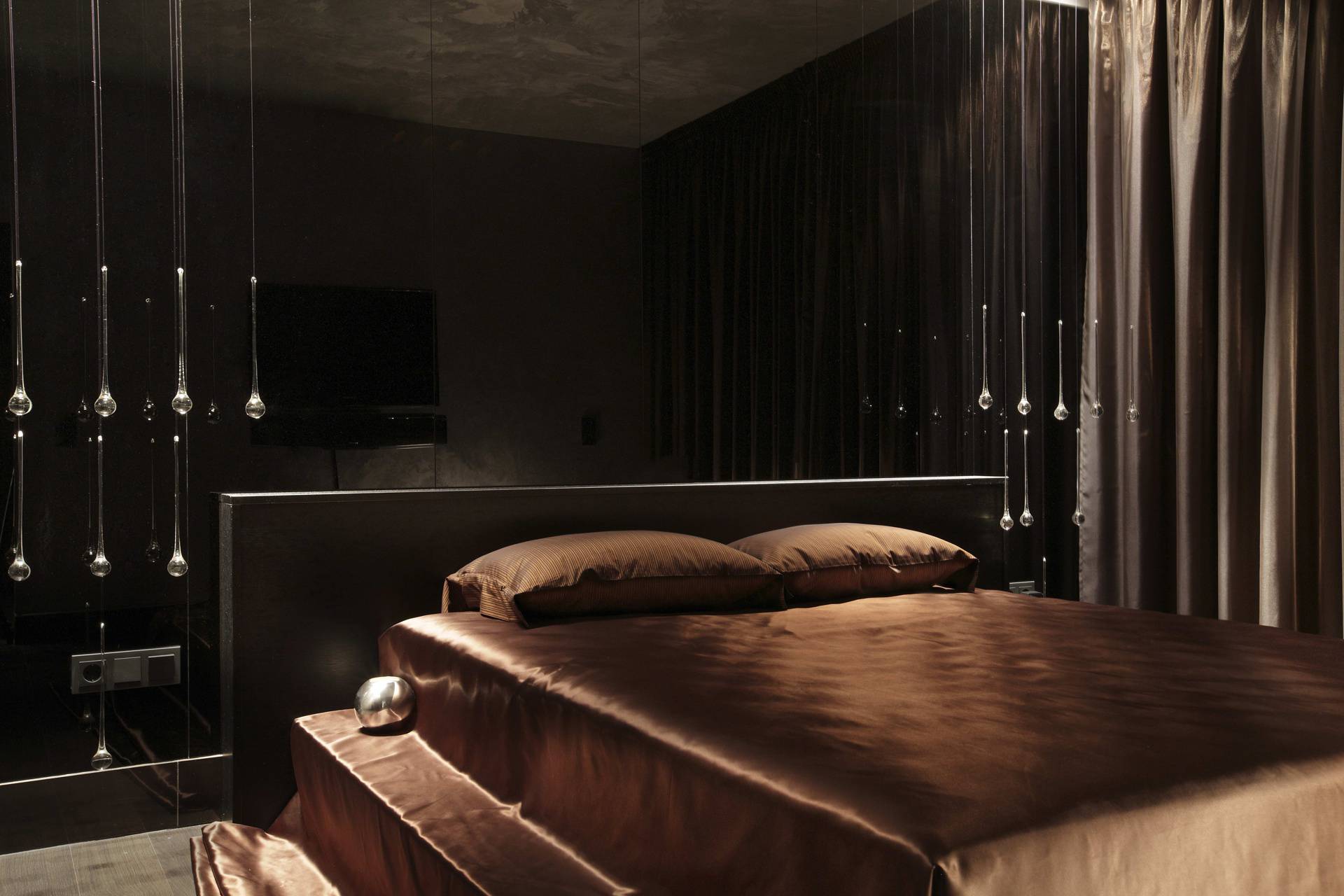 Дизайн спальни с темной мебелью