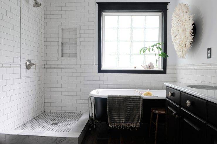 Дизайн черно-белой ванной комнаты (40 фото): сочетание с красным в интерьере, варианты в черном цвете, ванна в темных тонах в стиле лофт