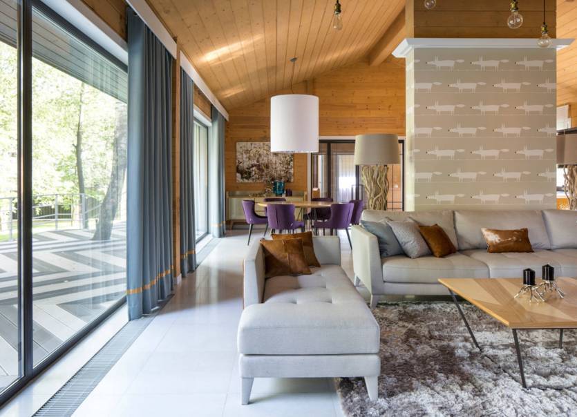 Создаем интерьер деревянного дома (129 фото): дизайн внутри и снаружи, мансарда и жилые комнаты, внутренняя отделка одноэтажных финских коттеджей