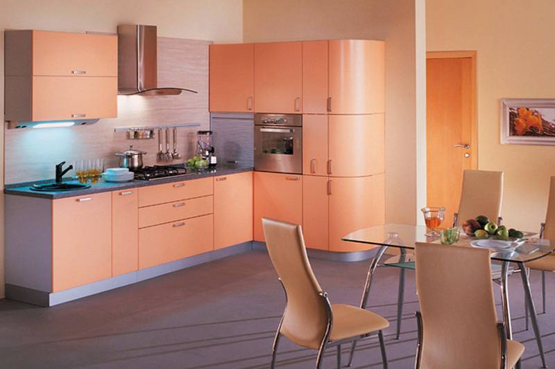 Кухня в персиковых тонах: с белым, сочетание персикового цвета, интерьер кухни, фото.