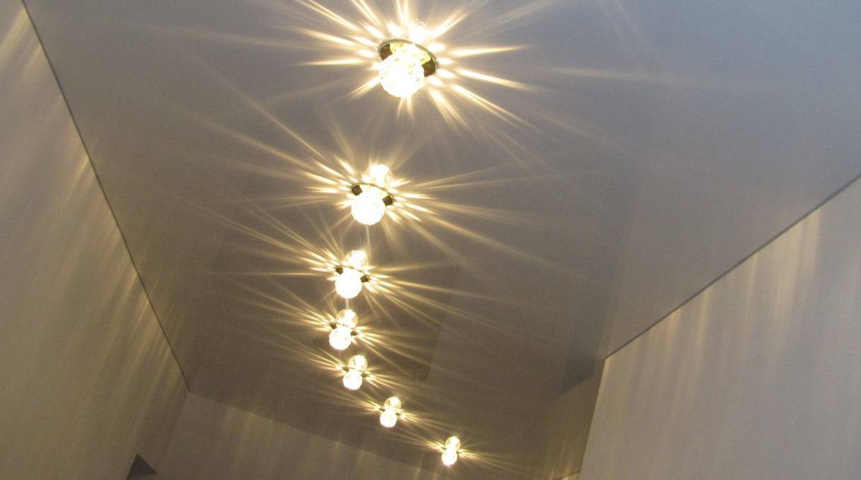 Подбираем освещение в комнату с натяжным потолком