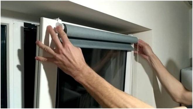Как повесить рулонные шторы на пластиковые окна без сверления