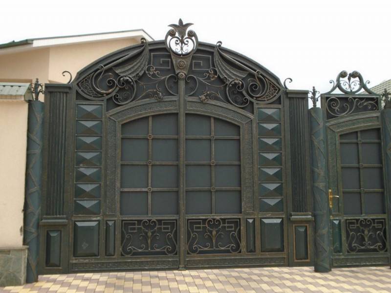 Забор и ворота с калиткой из профнастила: пошаговая инструкция установки своими руками