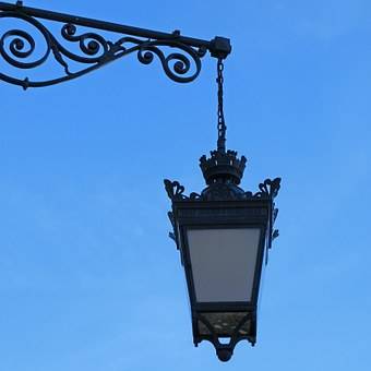 Уличные светильники (89 фото): для загородного дома, наружные подвесные и напольные освещения для сада, кованые для террасы
