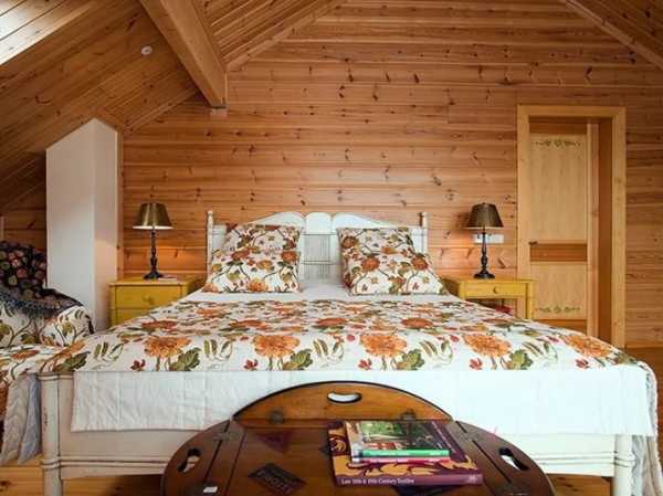Спальня в деревянном стиле: выбираем дизайн, мебель и текстиль