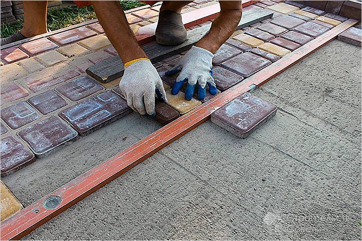 От профи: укладка тротуарной плитки на геотекстиль своими руками | o-builder.ru