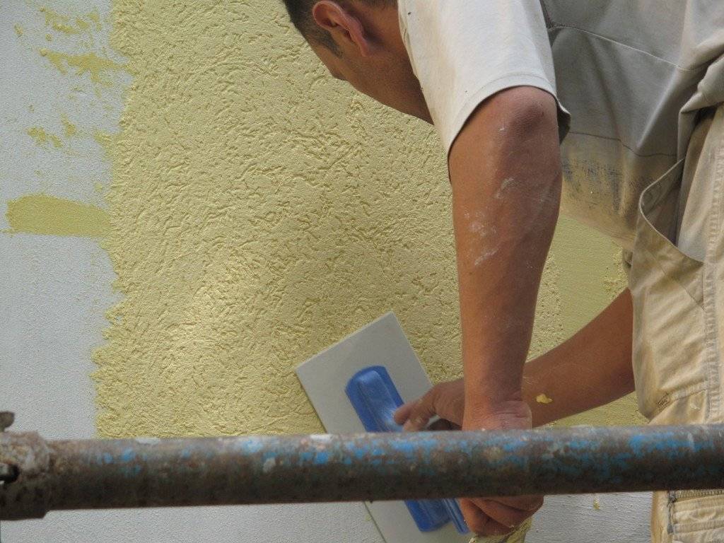 Оформление кухонных стен с помощью фактурной краски