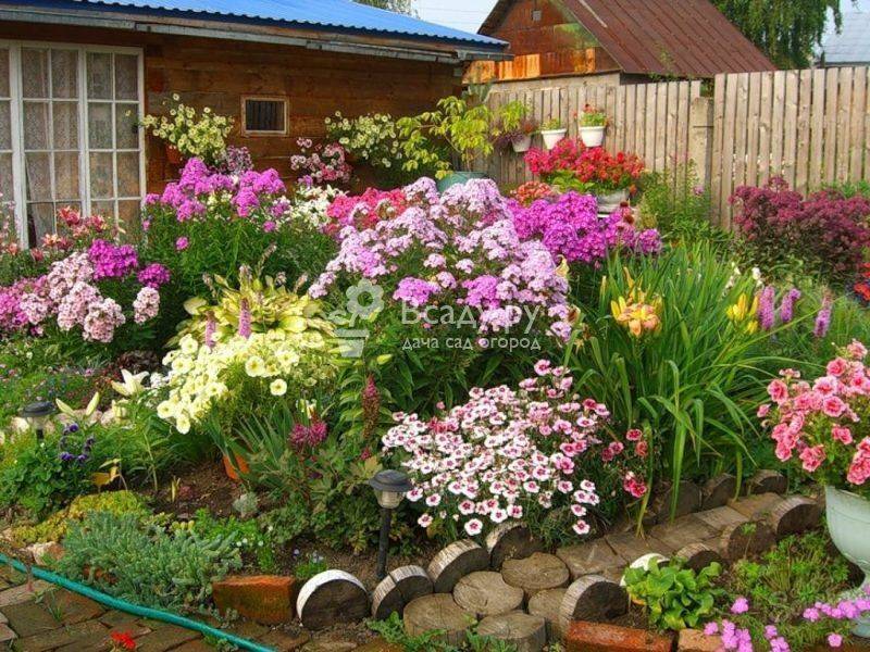 Оформление цветочных композиций в саду на дачах или возле домов