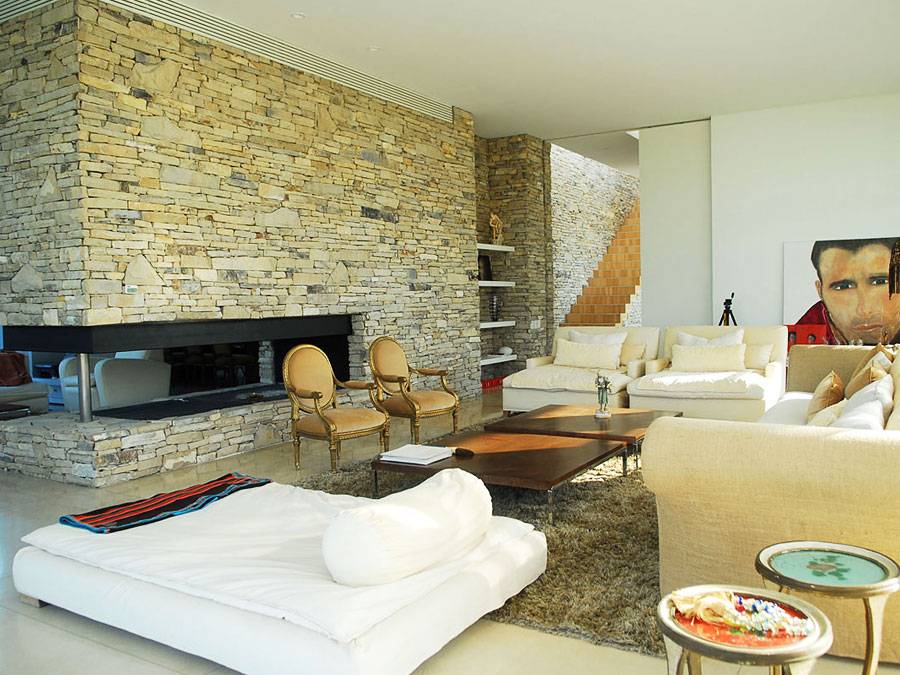 Декоративный кирпич в интерьере (65 фото): белая кирпичная отделка стен на кухне, дизайн венецианским камнем на балконе квартиры