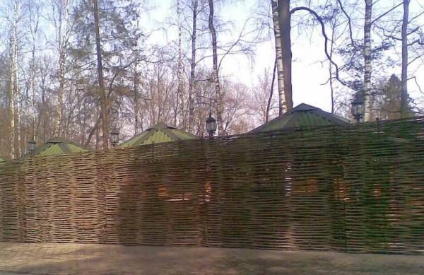 Забор плетёный из досок своими руками. пошаговая инструкция.
