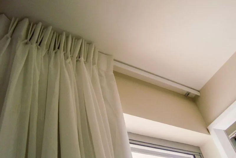 Как повесить карниз для штор на стену (32 фото): как прикрепить пластиковый шинный настенный на кронштейны к гипсокартону и деревянный