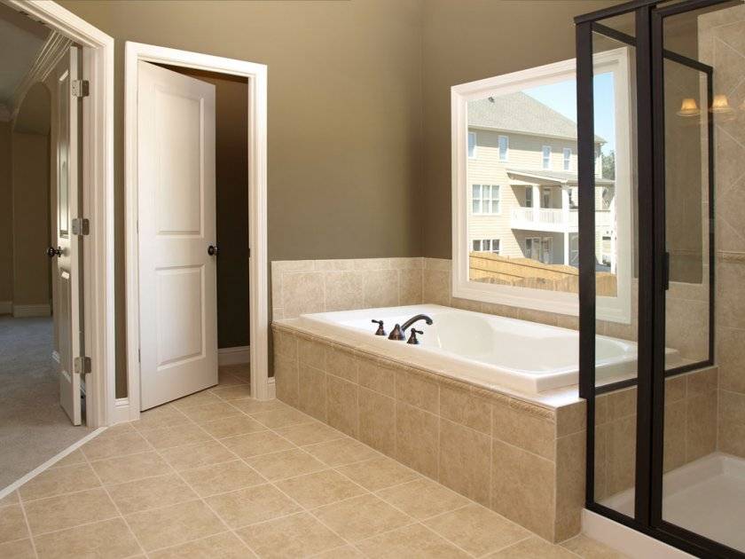 Раздвижные двери в ванную комнату (37 фото): как выбрать двери-купе для ванной комнаты и туалета, стеклянные конструкции для санузла, межкомнатные шпонированные изделия
