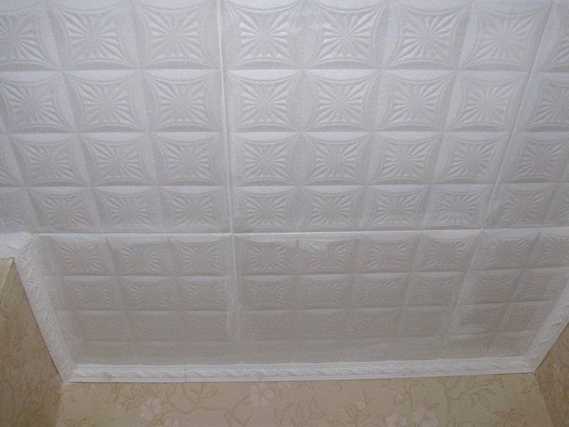Как клеить потолочную плитку из пенопласта? как правильно приклеить изделия на потолок, оклейка поверхности пенопластовой плиткой