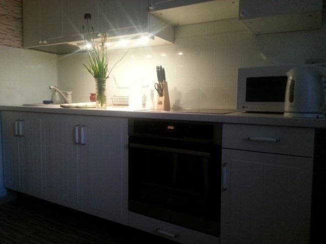 Светодиодная подсветка для кухни под шкафы: виды, монтаж, фото-примеры