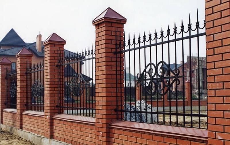 Кованый забор с поликарбонатом - всё о воротах и заборе